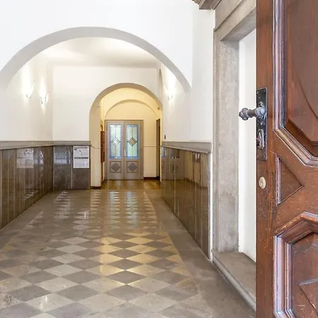 Centro I Imbriani 12/b アパート